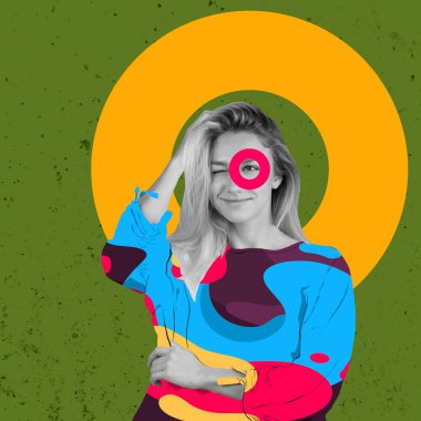 Çağdaş sanat kolajı renkli kumaşlı neşeli genç kız yeşil arka planda sarı geometrik daire tasarımı üzerinde izole