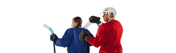 Collage di uomo e ragazza, giocatori di hockey professionisti in uniforme con bastone posa isolata su sfondo bianco. Vista posteriore — Foto Stock