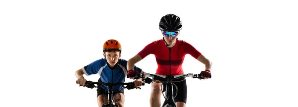 Коллаж женщины и мальчика, велосипедисты, езда на велосипеде в шлеме изолированы на белом фоне — стоковое фото