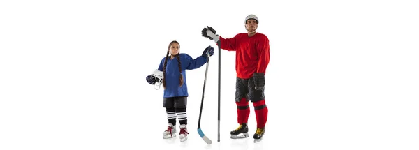 Коллаж мужчины и девочки, профессиональные хоккеисты в форме с палкой позировать изолированы на белом фоне — стоковое фото