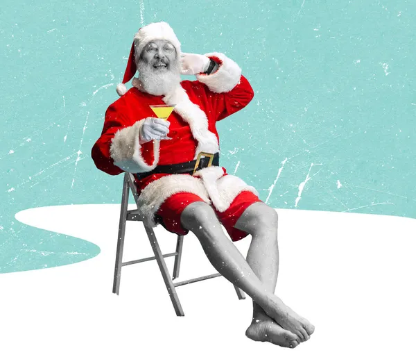 Zeitgenössische Kunstcollage von fröhlichen Weihnachtsmännern, die Cocktails trinken und isoliert vor frostigem, schneebedecktem Hintergrund sitzen — Stockfoto