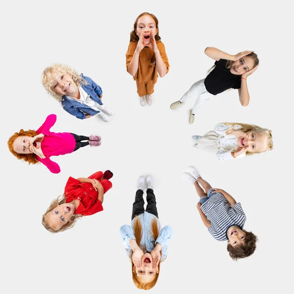 Collage van vrolijke kinderen, kinderen, jongens en meisjes staan in een cirkel en schreeuwen in handen geïsoleerd over witte achtergrond — Stockfoto