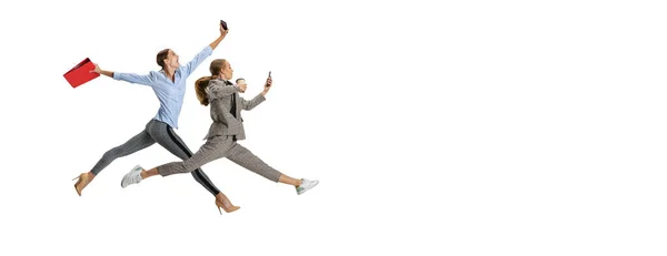 콜라주. 흰색 배경 위로 분리 된 2 명의 여성 사무실에서 점프하는 2 명의 여성의 전신 사진. — 스톡 사진