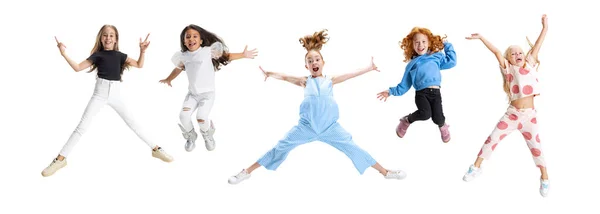 Beş neşeli kızın kolajı, beyaz arka planda izole bir şekilde zıplayan çocuklar. — Stok fotoğraf