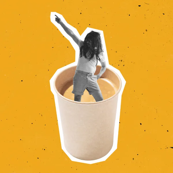 Σύγχρονη τέχνη collafe του ενεργού χαρούμενος άνθρωπος στέκεται σε ένα cuo καφέ που απομονώνονται σε κίτρινο φόντο. Ενεργειακό ποτό — Φωτογραφία Αρχείου