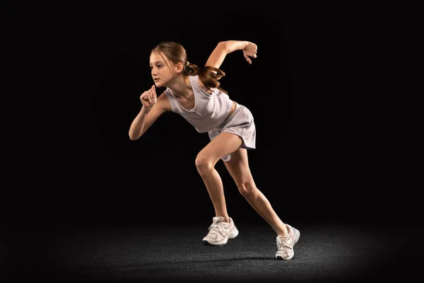 Повнометражний портрет дівчини-підлітка, біг спортсмена, тренування ізольовані на чорному тлі — стокове фото
