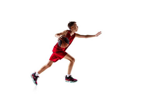 Retrato completo de niño, jugador de baloncesto en movimiento, entrenamiento aislado sobre fondo blanco. Pase de bola —  Fotos de Stock