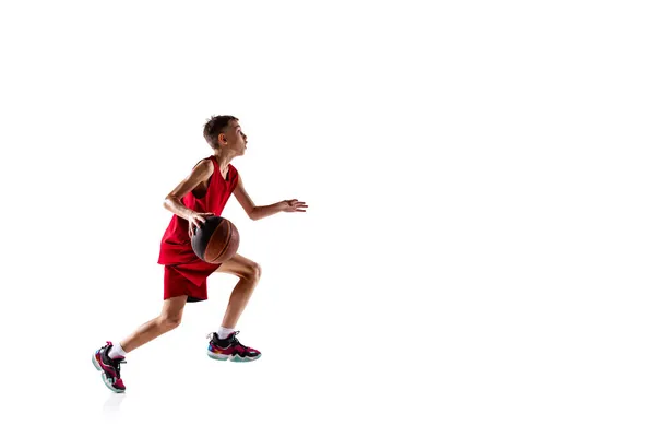 Retrato completo de niño, jugador de baloncesto en movimiento, entrenamiento aislado sobre fondo blanco —  Fotos de Stock