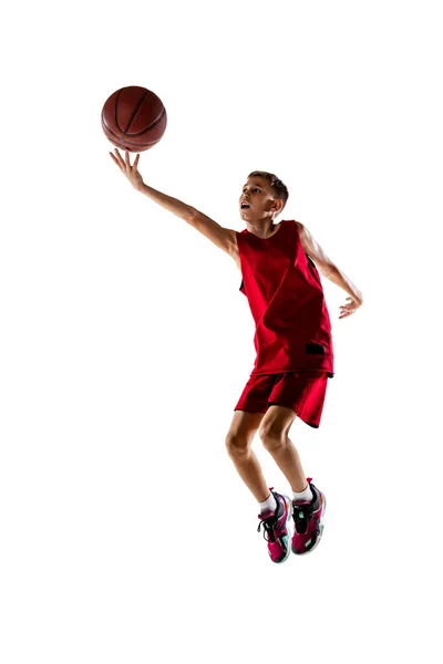 男孩的全长肖像，篮球运动员的训练，把球丢进篮子里，被白色的背景隔开. — 图库照片