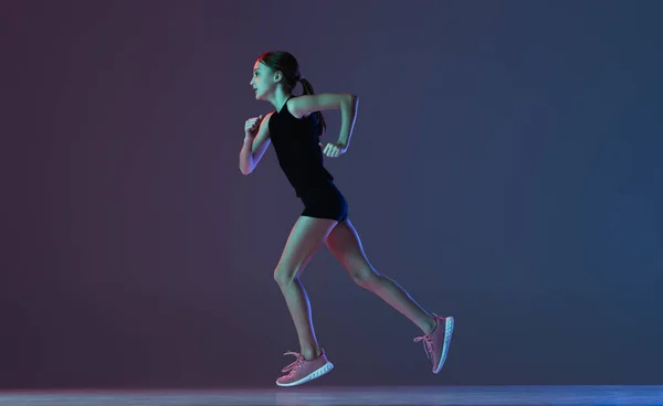 Profesyonel atlet portresi, koşucu eğitimi neon rengi mor arka planda izole edilmiş. — Stok fotoğraf