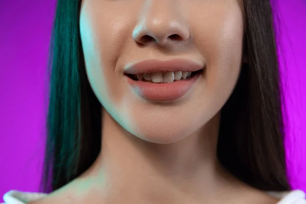 Vágott portré gyönyörű női száj, teljes ajkak elszigetelt lila háttér. Szépség- és kozmetikai kezelés — Stock Fotó