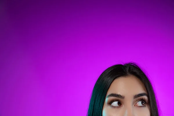 Vágott kép gyönyörű női szemek látszó jobb oldalon elszigetelt felett lila háttér — Stock Fotó