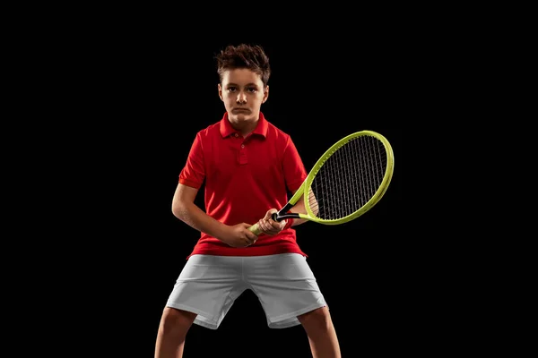 少年のトリミングされた肖像画,黒の背景に隔離されたラケットのポーズと一様テニス選手 — ストック写真