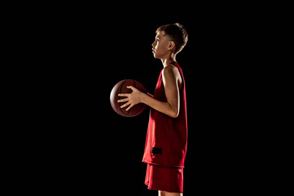Retrato recortado de menino adolescente, treinamento jogador de basquete isolado sobre fundo preto — Fotografia de Stock