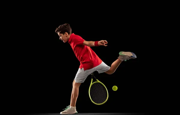 Retrato completo de esportista motivado, jogando tênis, treinando isolado sobre fundo preto. — Fotografia de Stock