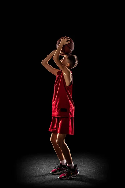 Siyah arka planda izole edilmiş basketbol antrenmanı yapan genç bir çocuğun tam boy portresi. — Stok fotoğraf