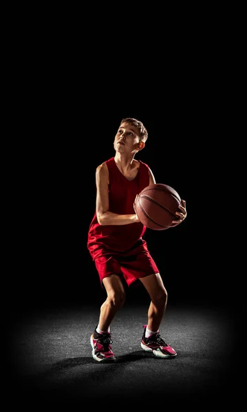 Πορτρέτο του συμπυκνωμένου παίκτη της ομάδας μπάσκετ, προπόνηση αθλητή απομονώνονται σε μαύρο φόντο — Φωτογραφία Αρχείου