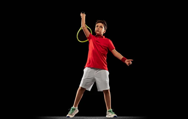 少年の完全な長さの肖像画,黒の背景に隔離された動きのテニス選手 — ストック写真