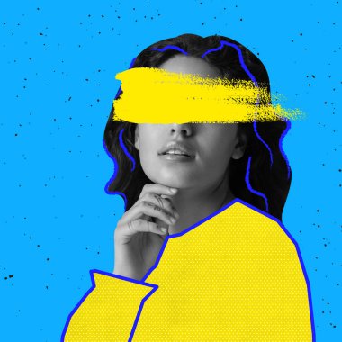 Sarı çizgili genç bir kadının çağdaş sanat kolajı gözlerden uzak mavi bir arkaplan oluşturuyor.