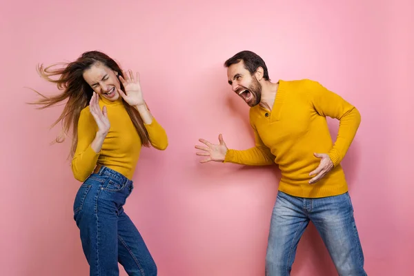 Обрезанный портрет пары, эмоциональный мужчина, кричащий на женщину на розовом фоне. Quarrel — стоковое фото