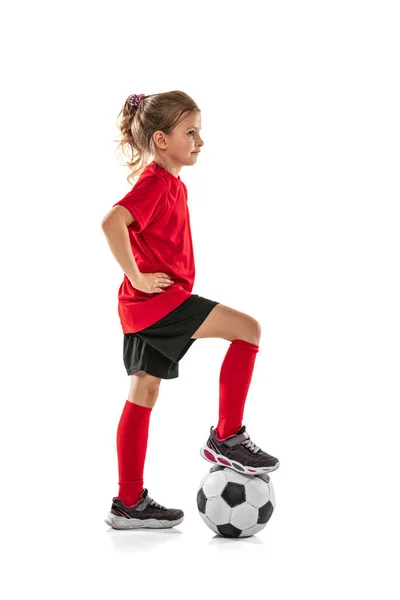 Teljes hosszúságú oldalnézet portré lány, gyermek pózol labdarúgó labda elszigetelt fehér háttér — Stock Fotó