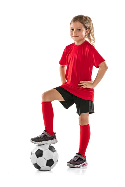 Kız, çocuk, kırmızı üniformalı futbolcu portresi, beyaz arka planda izole edilmiş poz. — Stok fotoğraf