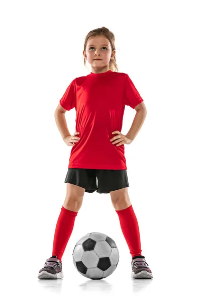 Retrato completo de niña, niño, futbolista en entrenamiento uniforme rojo, posando aislado sobre fondo blanco —  Fotos de Stock