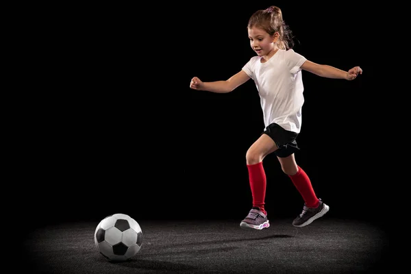 Retrato completo de niña juguetona, niño en movimiento, acción, entrenamiento aislado sobre fondo negro —  Fotos de Stock