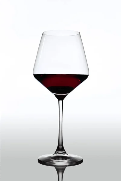 Image pleine longueur de verre de vin rouge isolé sur fond gris — Photo