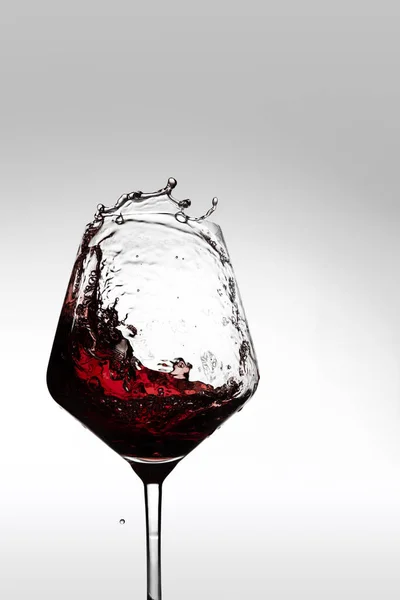 Image recadrée de verre rempli de vin rouge isolé sur fond gris — Photo