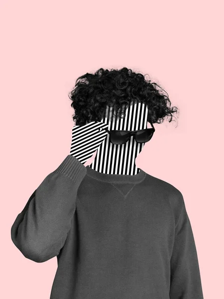 Collage d'arte contemporanea di giovane uomo, senza volto, con strisce facciali bianche e nere isolate su sfondo rosa — Foto Stock