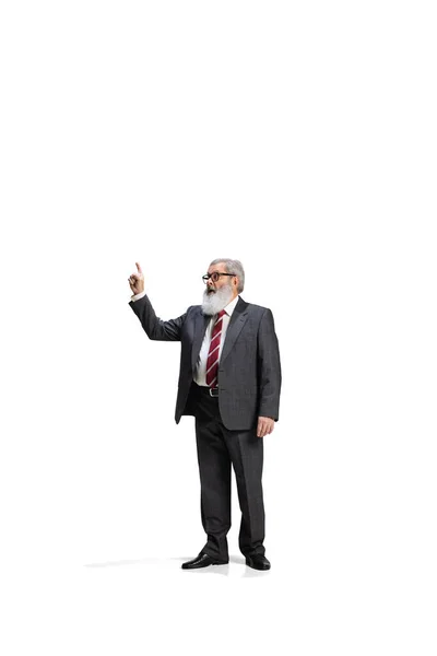 Teljes hosszúságú portré egy idős emberről, üzletemberről, csapatvezetőről, aki felemeli az ujját, és akinek elszigetelt ötlete van fehér háttérrel — Stock Fotó