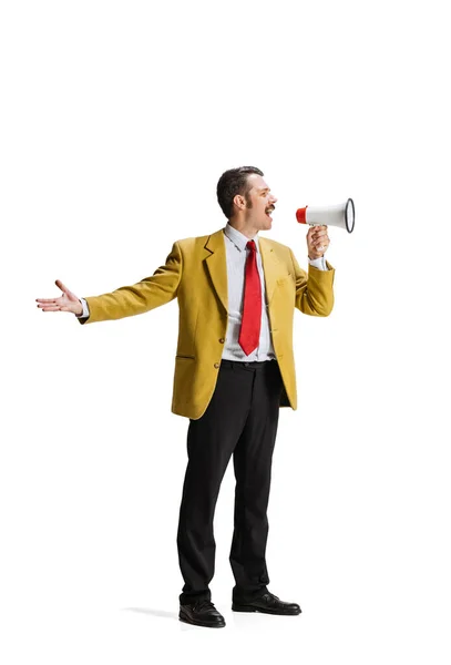 Dlouhý portrét muže v obleku, dělník křičící do megafonu izolovaného na bílém pozadí — Stock fotografie