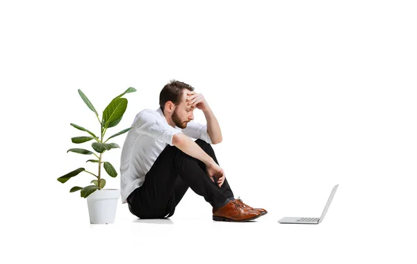 Retrato completo de homem pensativo, empregado pensando em projeto de negócios difícil isolado sobre fundo branco — Fotografia de Stock