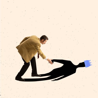 Çağdaş sanat kolajı. Gölgesinin elini tutan ve ayağa kalkmasına yardım eden iş adamı.