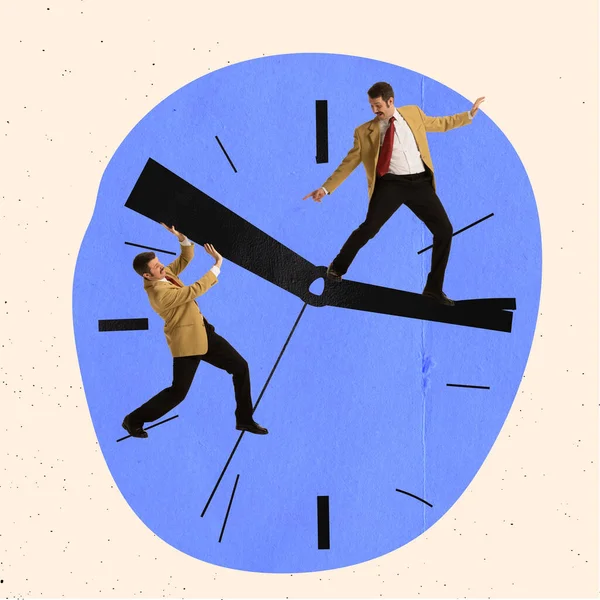 Diseño creativo. collage de arte contemporáneo de hombres de negocios empujando la mano del reloj para detener el tiempo — Foto de Stock