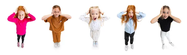 Kolaż cute dziewcząt, dzieci posiadające ręce do uszu izolowane na białym tle — Zdjęcie stockowe
