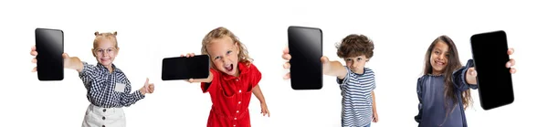 Коллаж красивых улыбающихся детей, показывающих экран телефона на белом фоне — стоковое фото