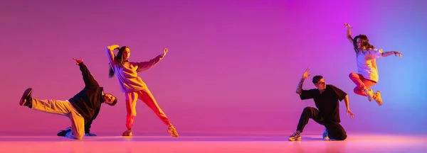 コンテンポラリーダンスを踊る2組のカップルのコラージュ、グラデーションピンク紫色の背景に隔絶されたヒップホップ — ストック写真