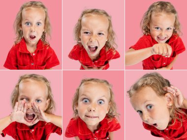 Meraklı küçük kızın portrelerinin kolajı, komik duygusal yüzler yapan çocuk, pembe arkaplanda izole edilmiş kameraya bakıyor.