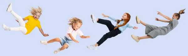 Collage de retratos de niños pequeños cayendo aislados sobre fondo azul. Levitación — Foto de Stock
