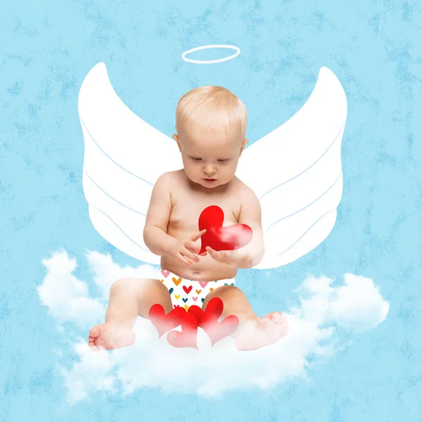 Arte creativo collge. Niña, niño pequeño en carácter de ángel de amor mirando corazones, sentado en la nube aislado sobre fondo azul — Foto de Stock