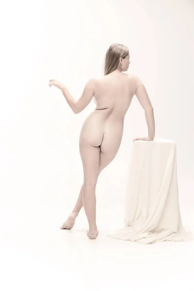 Achteraanzicht portret van mooie tedere vrouw poseren naakt geïsoleerd over witte studio achtergrond — Stockfoto