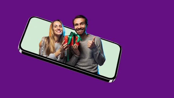 Crearive collage of joyful couple sticking out phone screen with present box isolated over purple background — Stock Fotó