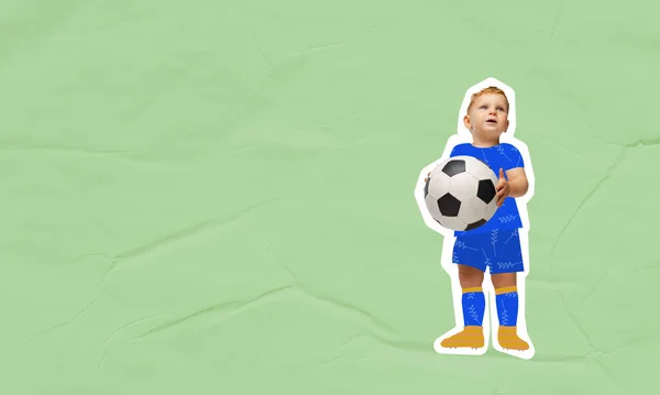 創造的なデザイン。現代美術のコラージュ。小さな男の子,子供で制服を着てボールふりをすることは、サッカー選手であること緑の背景に隔離された — ストック写真