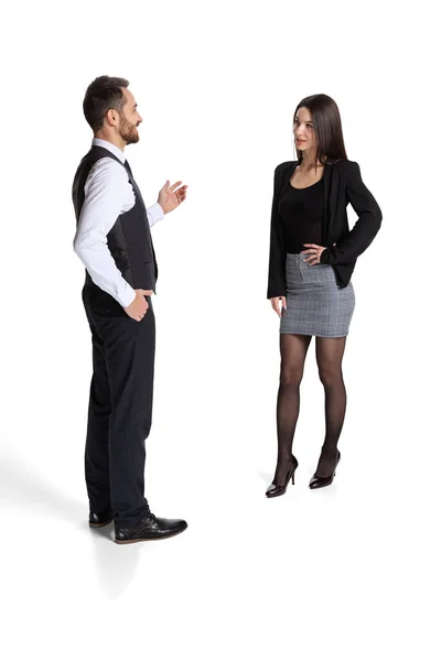 Full-length portrait of man and woman, employees communicating, arguing isolated over white background — Stok fotoğraf