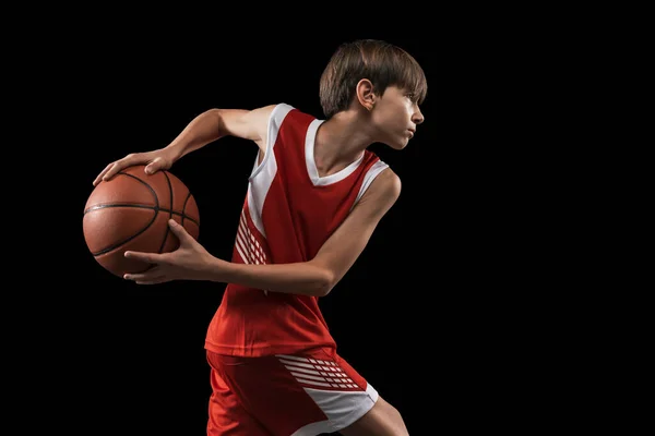 Potret anak remaja bermain basket terisolasi di atas latar belakang hitam — Stok Foto