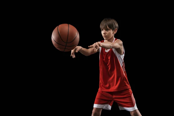 Retrato cortado de adolescente menino jogando basquete isolado sobre fundo preto — Fotografia de Stock