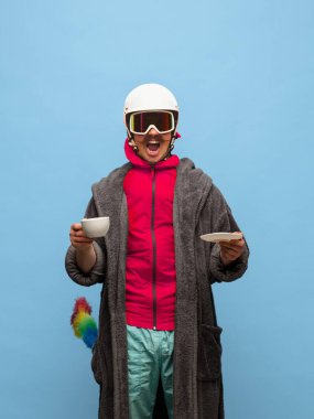 Ev kıyafetleri ve spor giysileri içinde kahve ve pipidastre ile kırpılmış genç adamın yaratıcı kolajı.