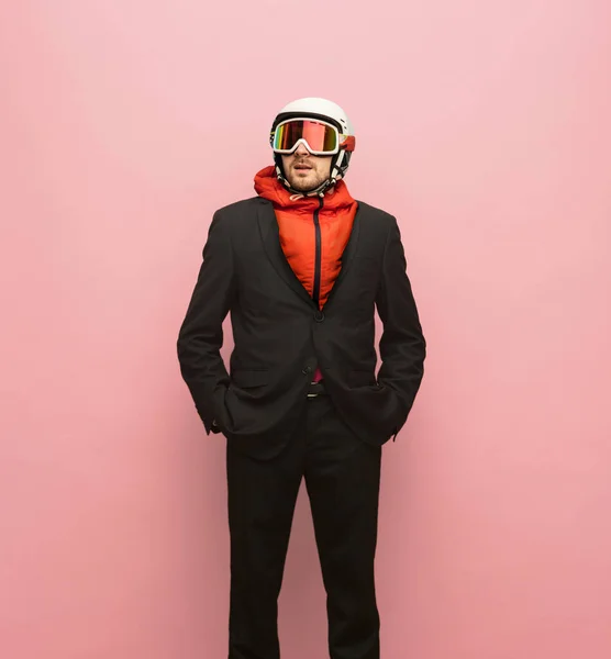 Kreativní koláž mladého muže v bundě přes sportovní oblečení izolované přes růžové pozadí — Stock fotografie